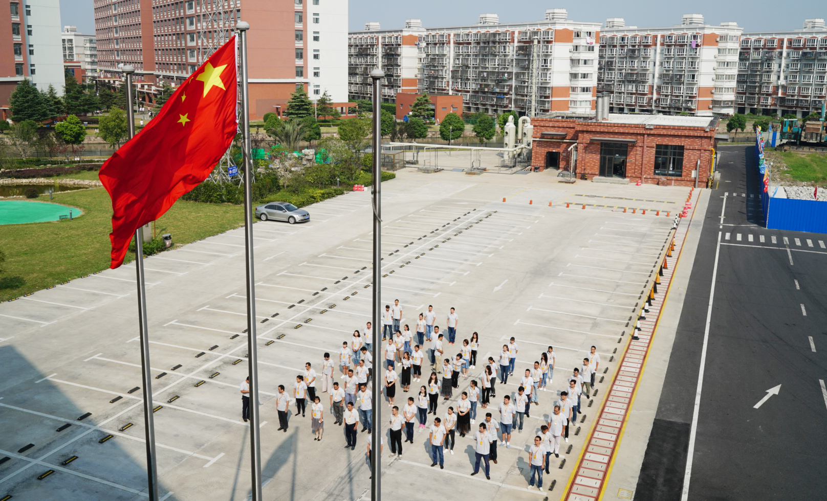 喜迎国庆-尊龙凯时人生就是博食品创意园隆重举行升国旗仪式