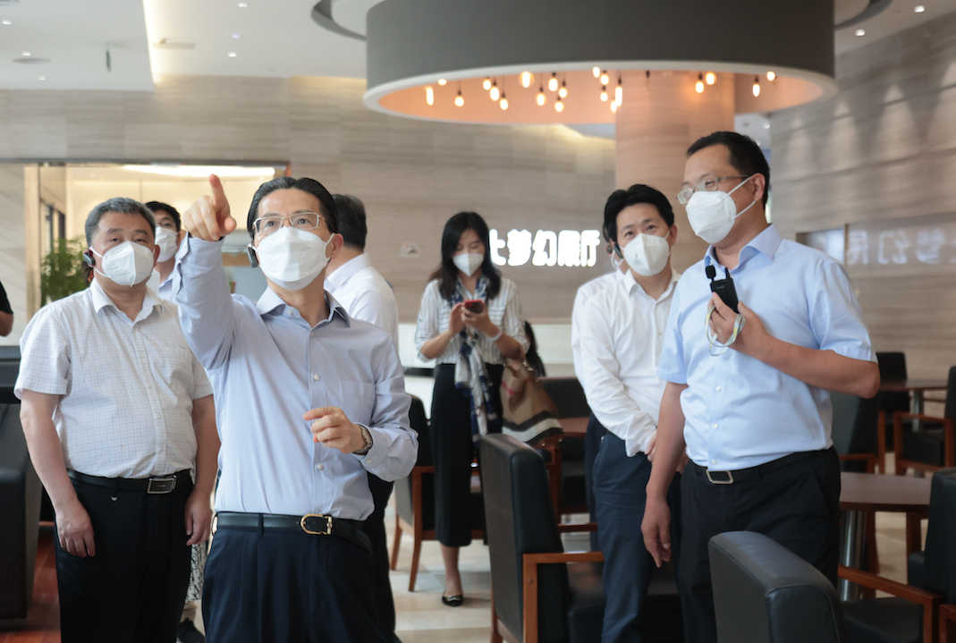 民建上海市委和松江区领导一行莅临尊龙凯时人生就是博食品视察指导
