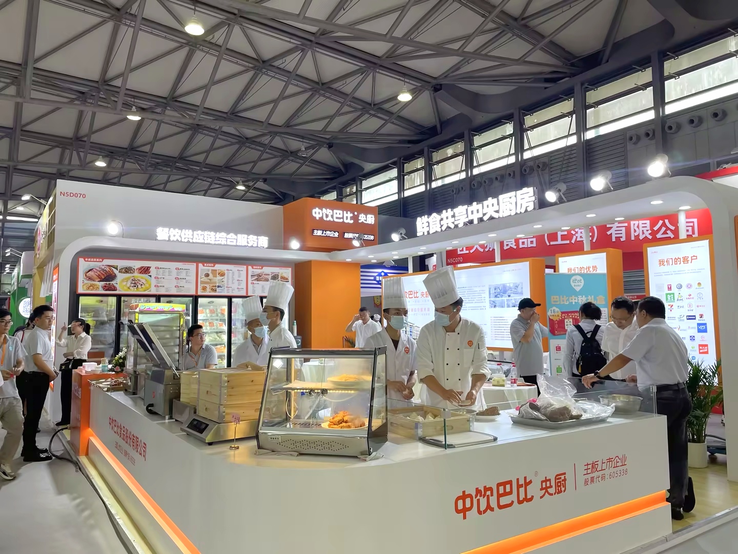 中饮尊龙凯时人生就是博携半成品菜亮相上海国际餐饮食材展览会！