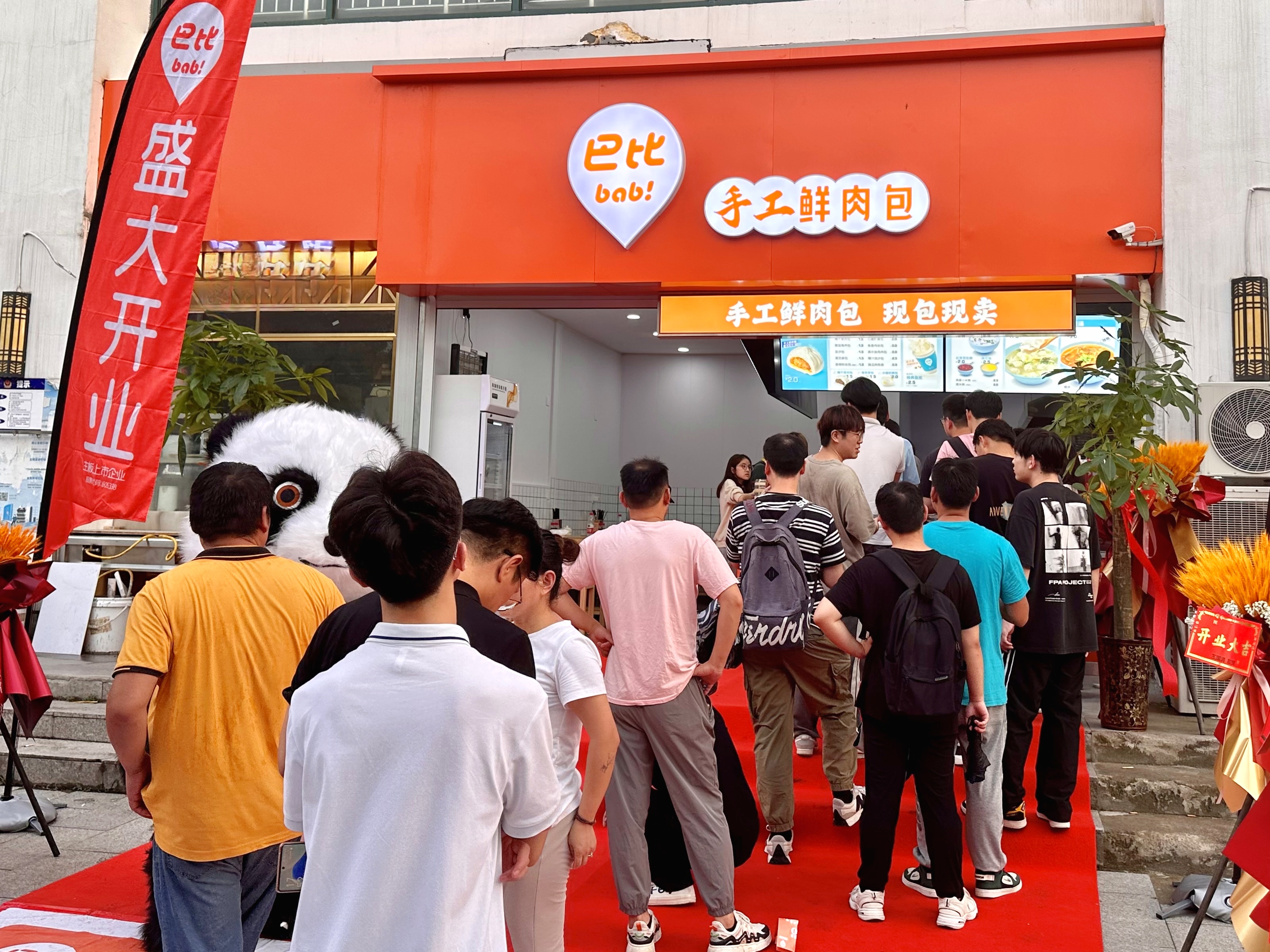 尊龙凯时人生就是博“回家了”！安徽10店连开，下午4点还得排队！